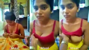 Bangladeshi Bhabhi ने अपने बड़े स्तन दिखाए