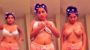 Cute மார்பகங்களைக் காட்டும் அழகான பெண்