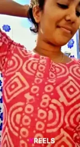 Kerala की हॉट लड़की अपने बड़े स्तन दिखाती है