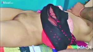 Nude GF தனது மார்பகங்களைக் காட்டுகிறது