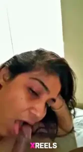 अनुभवी लड़की अपने BF को ब्लोजॉब के साथ सहती है