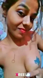 देसी गर्ल अपने प्रेमी को अपना हिंदी BF MMS भेजती है