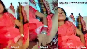 देहाती Bhabhi अपने Big Boobs दिखा रही है