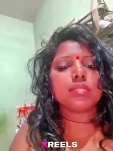 बड़े स्तन वाली बंगाली मिल्फ उसके बड़े स्तन चूसती है