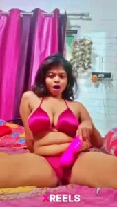 बड़े स्तन वाली मॉडल नग्न हो जाती है और अपना देसी सेक्स एमएमएस रिकॉर्ड करती है
