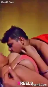 भाई अपनी सेक्सी बहन के स्तन खाता है