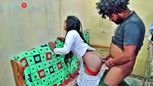 भारतीय जोड़ा उत्तेजित हो गया और सोफे पर सेक्स करने लगा