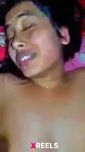 हॉट जीएफ प्रत्येक धक्के के साथ जोर-जोर से विलाप करती है