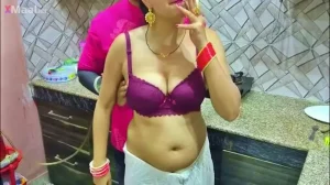 இந்திய மனைவி சமையலறையில் ஃபக்